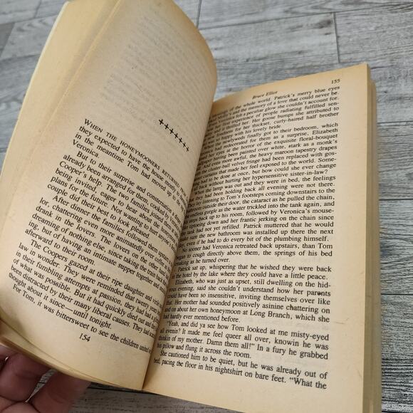 VILLAGE Bruce Elliot‎ 1982 First Avon Printing Paperback Historical Fiction - Picture 4 of 12